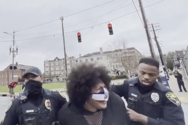 美国黑人警察拳打“黑人的命也是命”女抗议者