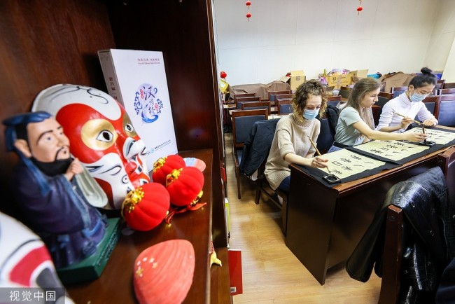 联合国中文日到来 俄罗斯学生手握毛笔学写汉字