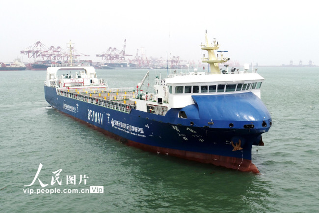 2022年4月22日，在山东青岛海事部门的保障下，我国自主研发的智能航行300TEU集装箱商船“智飞”轮在山东港口青岛港首航。