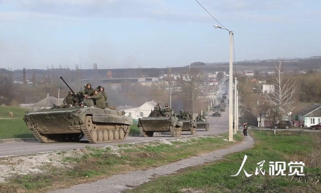 俄罗斯军备穿过乌克兰哈尔科夫地区 民众路边挥手