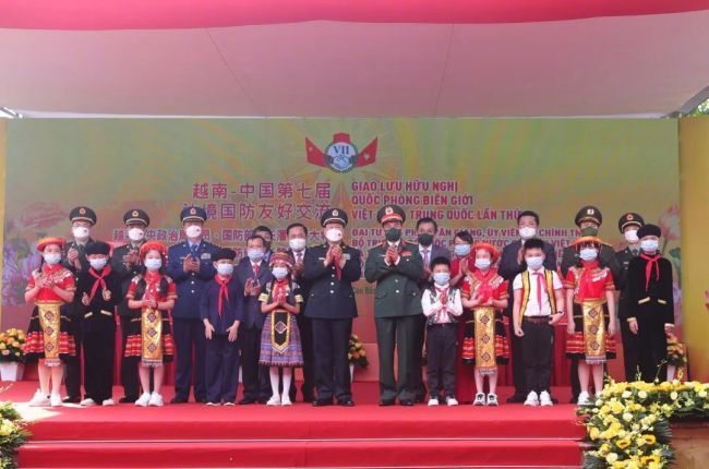 两国国防部长共同参观越南驮隆小学。