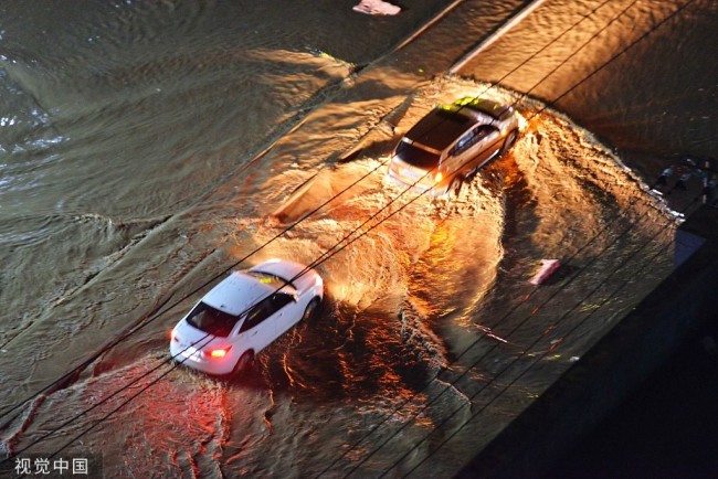 广西贺州遭遇强降雨 车辆驶过积水路段
