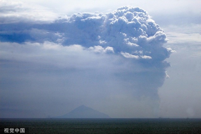 当地时间2022年4月24日，印尼西朗，喀拉喀托火山正在向空中喷出浓烟。