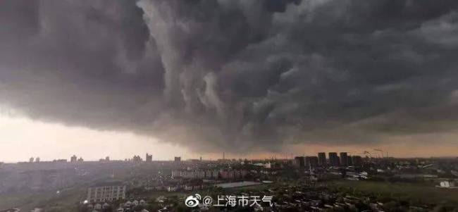 上海大风暴雨3名大白被刮跑?保安发声:听说三人受伤