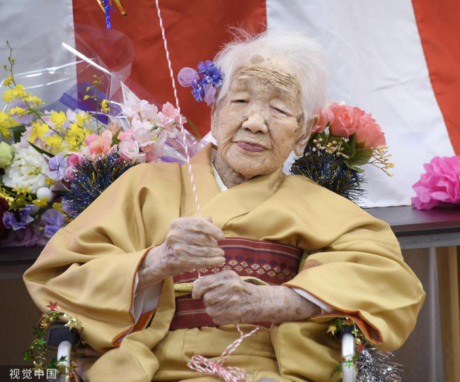 当地时间2020年1月5日，**福冈，被吉尼斯世界纪录认定为世界上最长寿的老人田中力子（Kane Tanaka）在一家疗养院庆祝她的117岁生日。