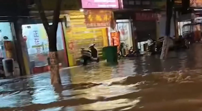 河南暴雨 南阳临街商铺被淹