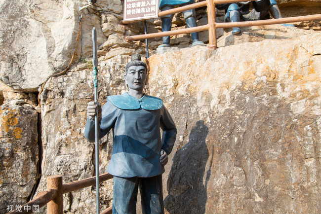 2022年4月25日，在濟南石崮寨景區將軍崖附近，一站立雕塑因長相酷似“武大靖”而走紅。
