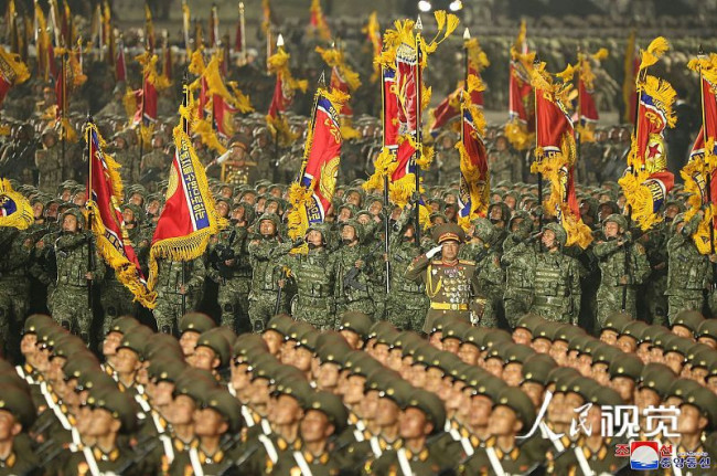 当地时间2022年4月25日，朝鲜平壤，朝鲜在首都平壤金日成广场举行阅兵式，纪念朝鲜人民革命军建军90周年。