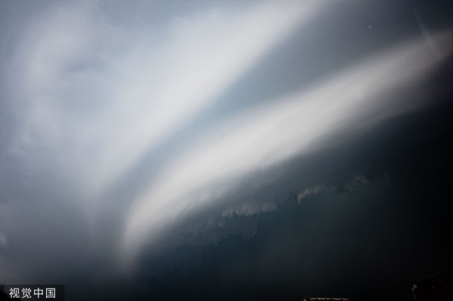 浙江嘉兴出现强对流天气，弧状云压过天际。