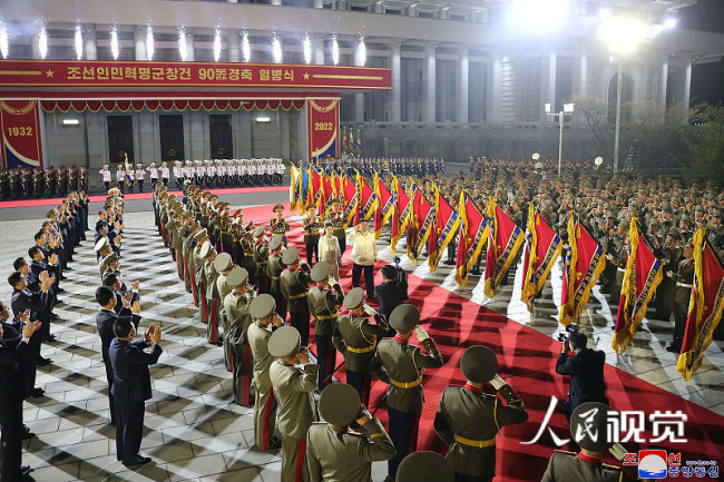 当地时间2022年4月25日，朝鲜平壤，朝鲜在首都平壤金日成广场举行阅兵式，纪念朝鲜人民革命军建军90周年，朝鲜最高领导人金正恩日偕妻子李雪主观看。