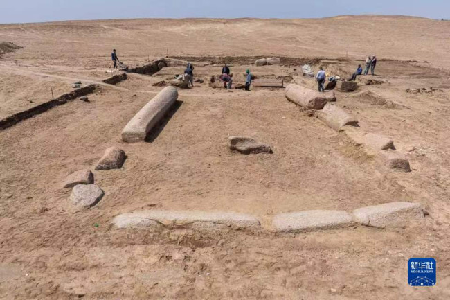 考古人员在埃及北西奈省的遗址发掘现场工作。