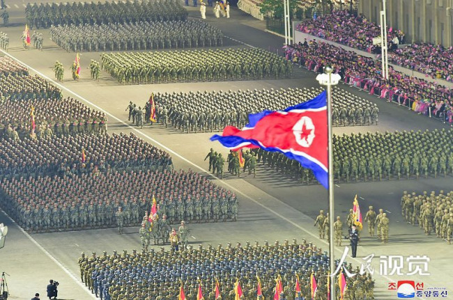 朝鲜举行阅兵式 金正恩偕妻子李雪主现身