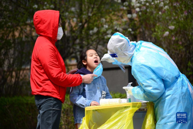 4月27日，在长春市一处居民小区，居民在进行核酸检测。