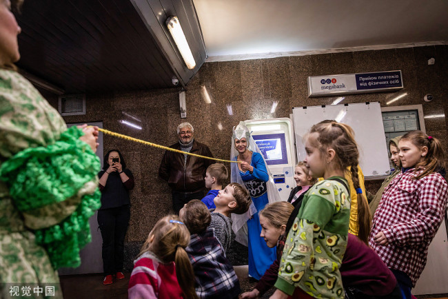 乌克兰哈尔科夫剧团为住在地铁站内避难的儿童表演话剧。