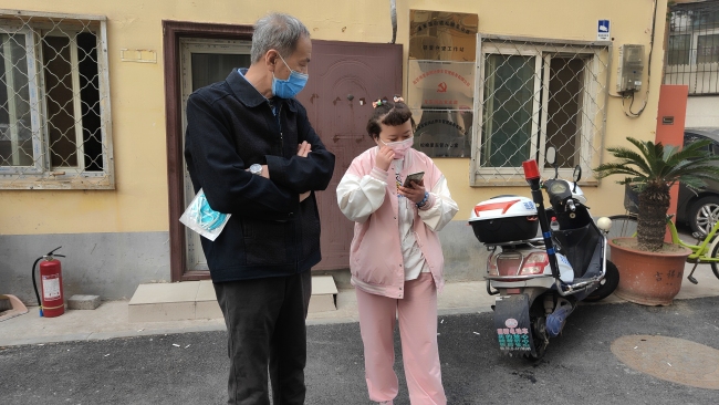 北京高风险社区：“大白”忙到嗓子沙哑，志愿者自发帮老人网购