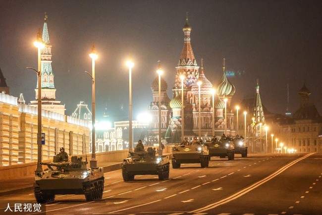 俄罗斯举行红场阅兵 首次带军事装备夜间彩排