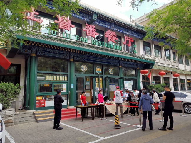 北京五一假期餐厅暂停堂食 记者探访餐饮街区