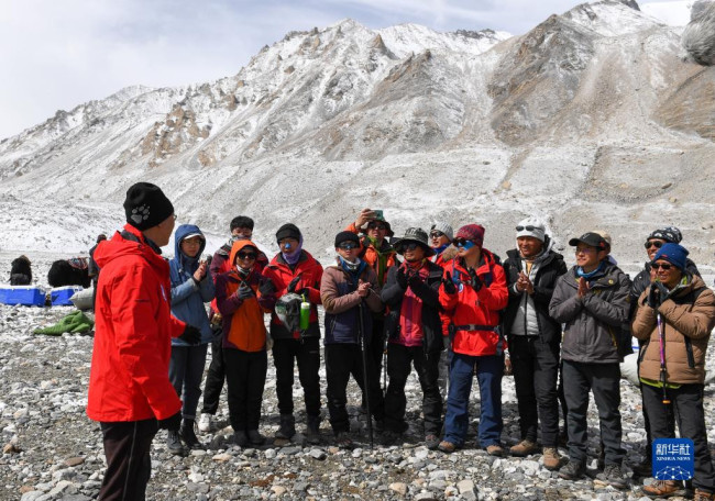 在珠峰登山大本营，冰川与污染物科考小组负责人康世昌（左一）在做行前动员（5月1日摄）。
