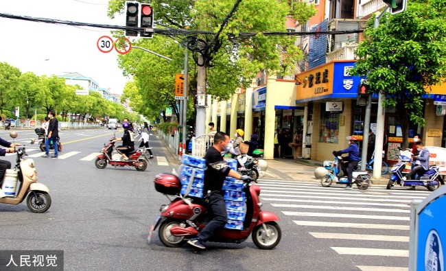 上海： “防范区”市民有序出行购物