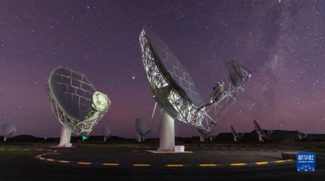 这张澳大利亚联邦科学与工业研究组织5月3日提供的照片显示了星空下的位于南非的MeerKAT射电望远镜。