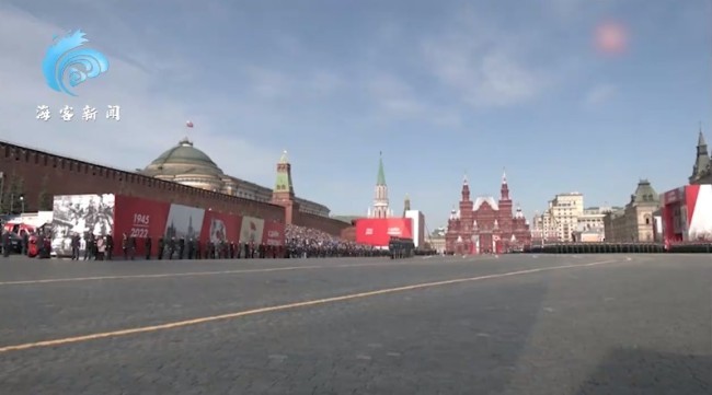 俄军女兵亮相胜利日阅兵彩排，昂首阔步走过红场