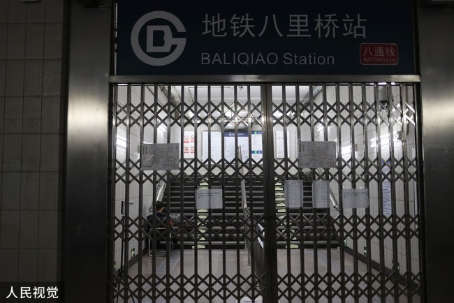 2022年5月13日，北京部分地鐵站、公交站采取封閉措施。地鐵八裏橋站。