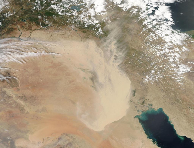 卫星图片显示沙尘暴席卷中东。