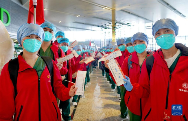 5月23日，在上海虹桥国际机场，湖南援沪医疗队队员准备登机安检。