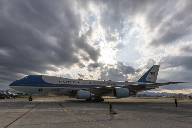 美国总统拜登抵达东京美军基地 开始为期3天的访问