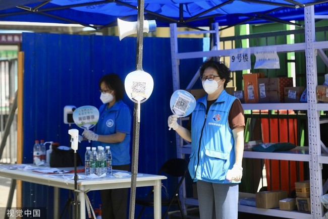 2022年5月28日，北京，志愿者在小区门口值守
