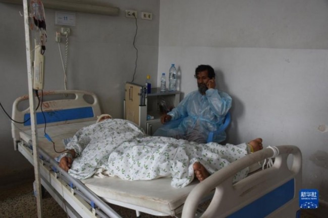 5月26日，在阿富汗北部巴尔赫省首府马扎里沙里夫一所医院，爆炸事件中的伤者接受治疗。
