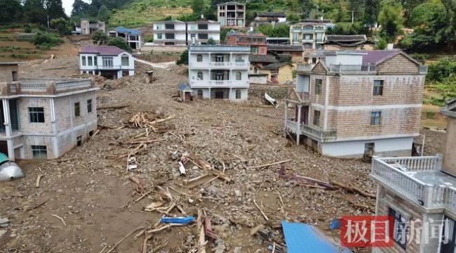 云南丘北暴雨 牛被吓得又叫又跳 村民：没见过这么严重的泥石流，至今后怕