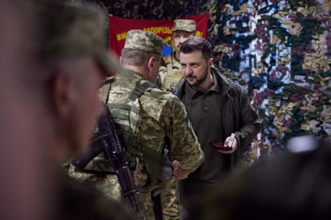 泽连斯基到访哈尔科夫前线阵地 为乌军士兵颁发奖章