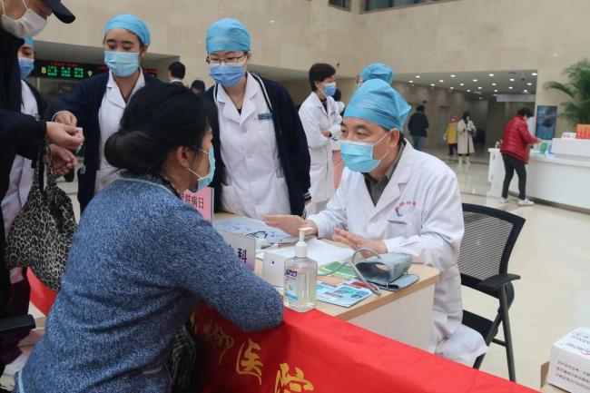 今年3月10日“世界肾脏日 ”，肾内科主任余永武为患者进行问诊及健康指导。受访者供图 