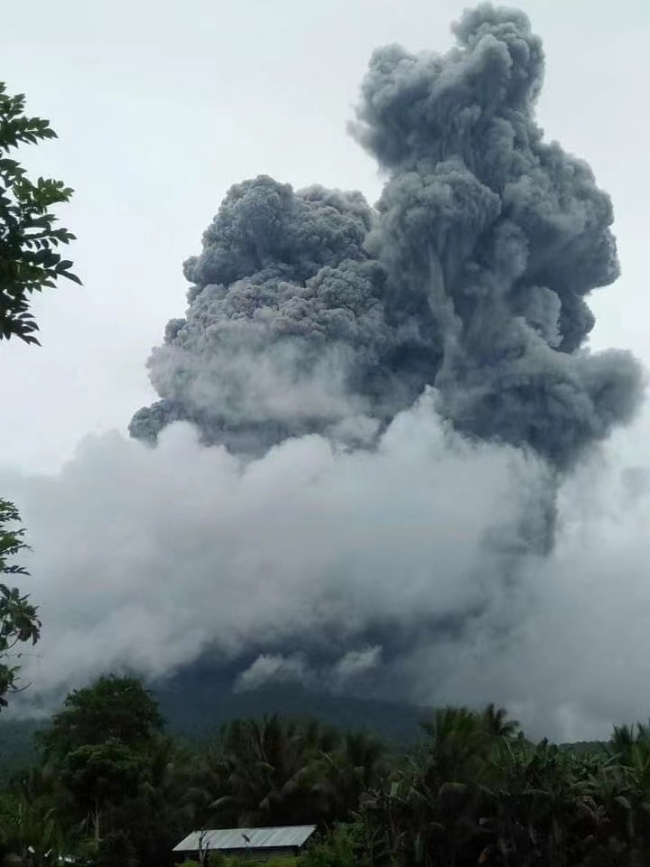 实拍菲律宾布卢桑火山喷发，天空被滚滚黑烟笼罩
