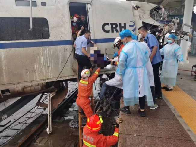 D2809次旅客列车在贵州榕江站撞上泥石流脱线