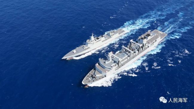 人民海军硬核赛龙舟 追求的不止是速度还有炮火争鸣