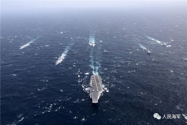 人民海军硬核赛龙舟 追求的不止是速度还有炮火争鸣