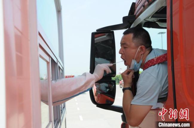 上海首批3个专为集卡司机免费提供核酸采样的“不下车”核酸采样站正式启用。　上海警方供图