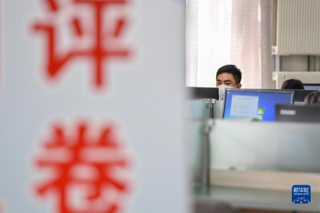 6月14日，在位于吉林长春的东北师范大学高考网上评卷点，工作人员在评卷。新华社记者 张楠 摄