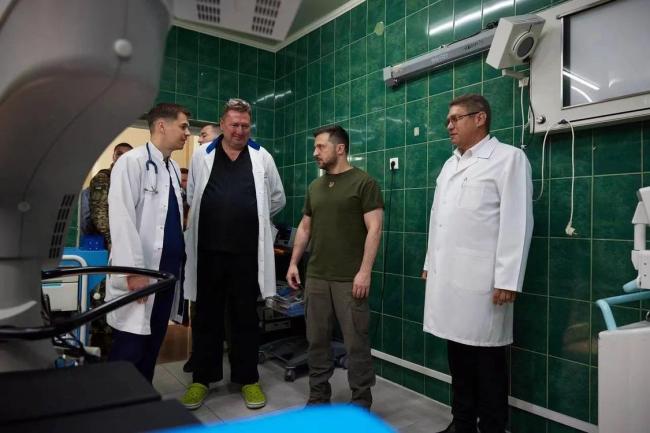 泽连斯基参观尼古拉耶夫的一家医院。图自乌总统办公室