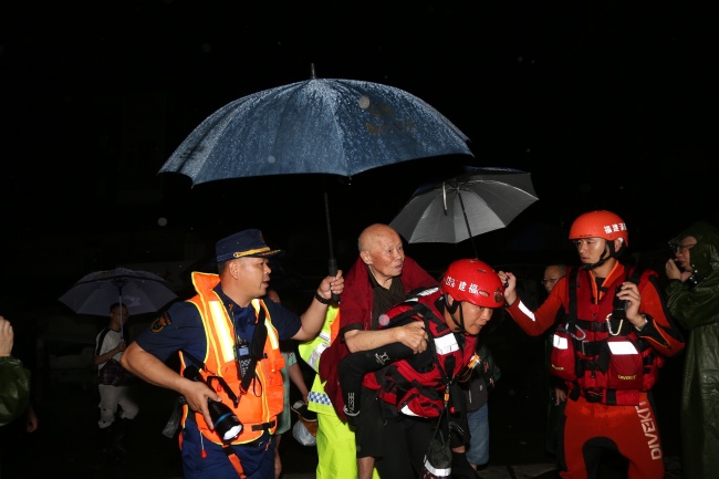 6月18日晚，消防队员深夜营救被困人员。（李典利 摄）.JPG