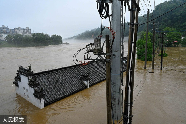 2022年6月20日，江西省婺源县，国网婺源县供电公司电力工人在受洪灾的地区第一时间进行做好停电措施，确保用电安全。