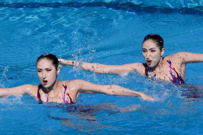 游泳世锦赛：中国双胞胎姐妹花游摘金创历史