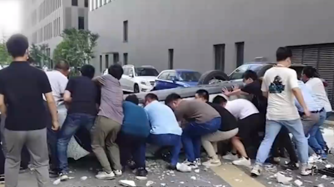 蔚来汽车冲出上海总部大楼致1死1伤