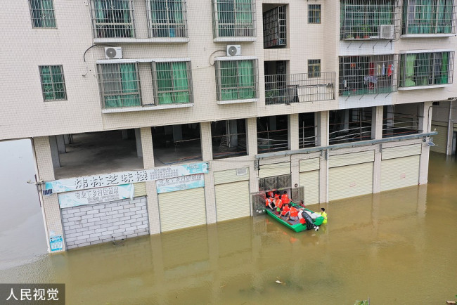 2022年6月22日，北江洪峰过境，广东省清远市英德市大站镇大站社区部分房屋被淹，社区干部群众、志愿者驾冲锋舟接受灾村民。