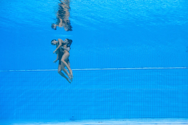 世锦赛美国花游运动员水中昏迷 教练跳水救人