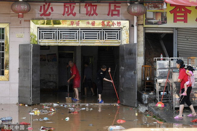 2022年6月23日，广东省英德市，望埠镇水位缓慢回落，居民清理家中积水淤泥。