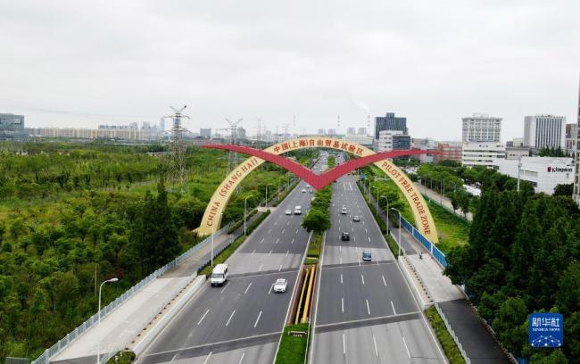 这是位于上海外高桥保税区的中国（上海）自由贸易试验区标志“海鸥门”（6月21日摄，无人机照片）。新华社记者 方喆 摄