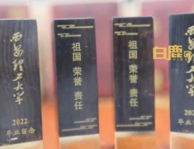毕业生接收来自母校的“专属宠爱”